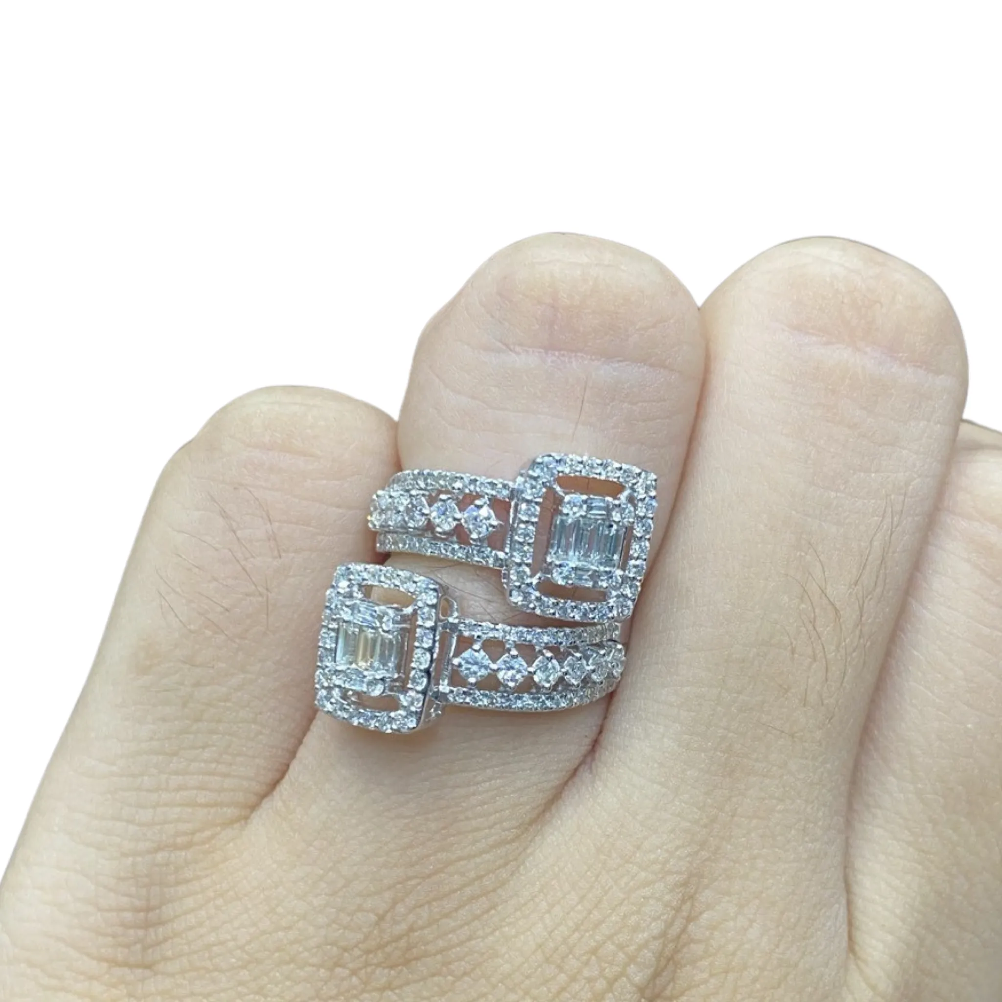 #LVNA2024 | Crossover Cushion Diamond Ring 18kt