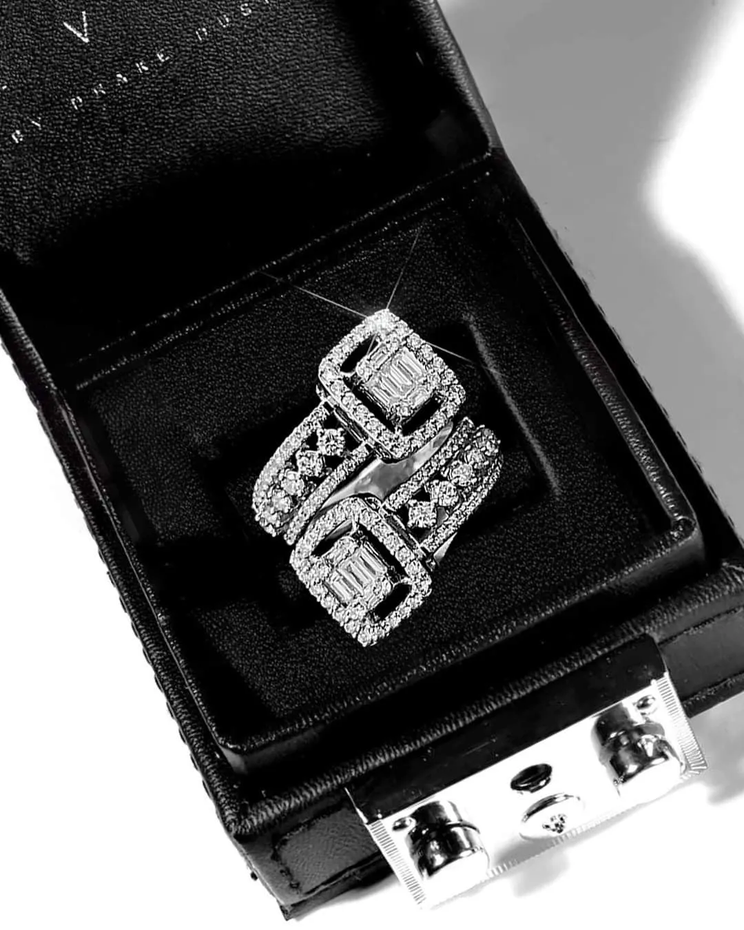 #LVNA2024 | Crossover Cushion Diamond Ring 18kt