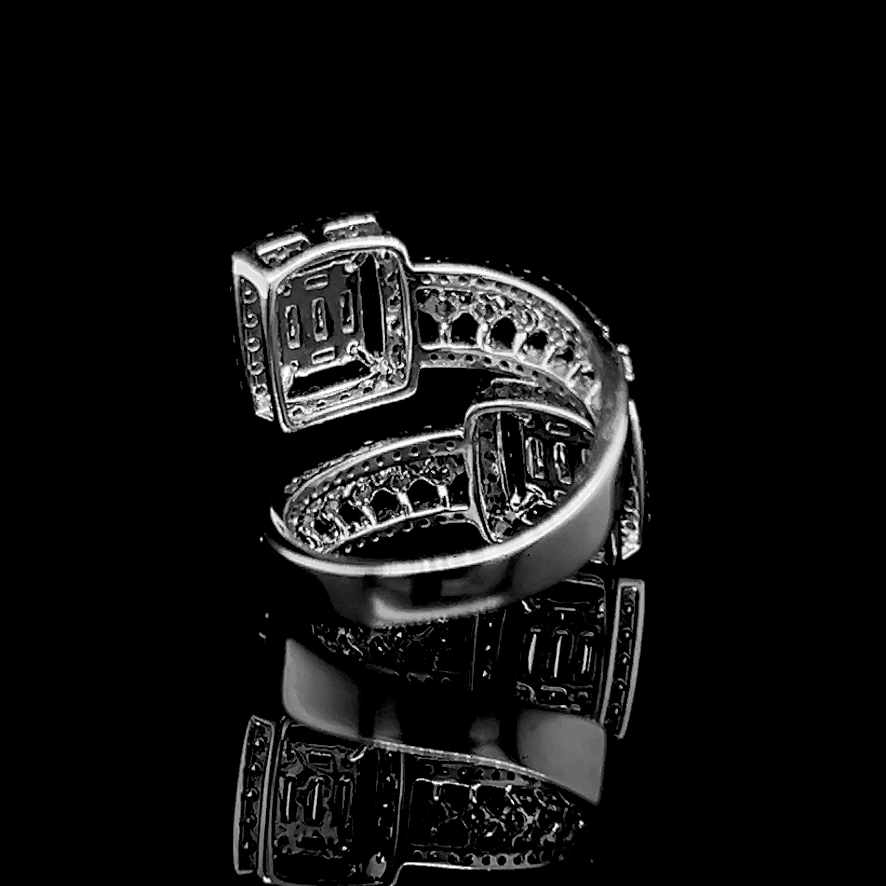 #LVNA2024 | Crossover Cushion Diamond Ring 18kt