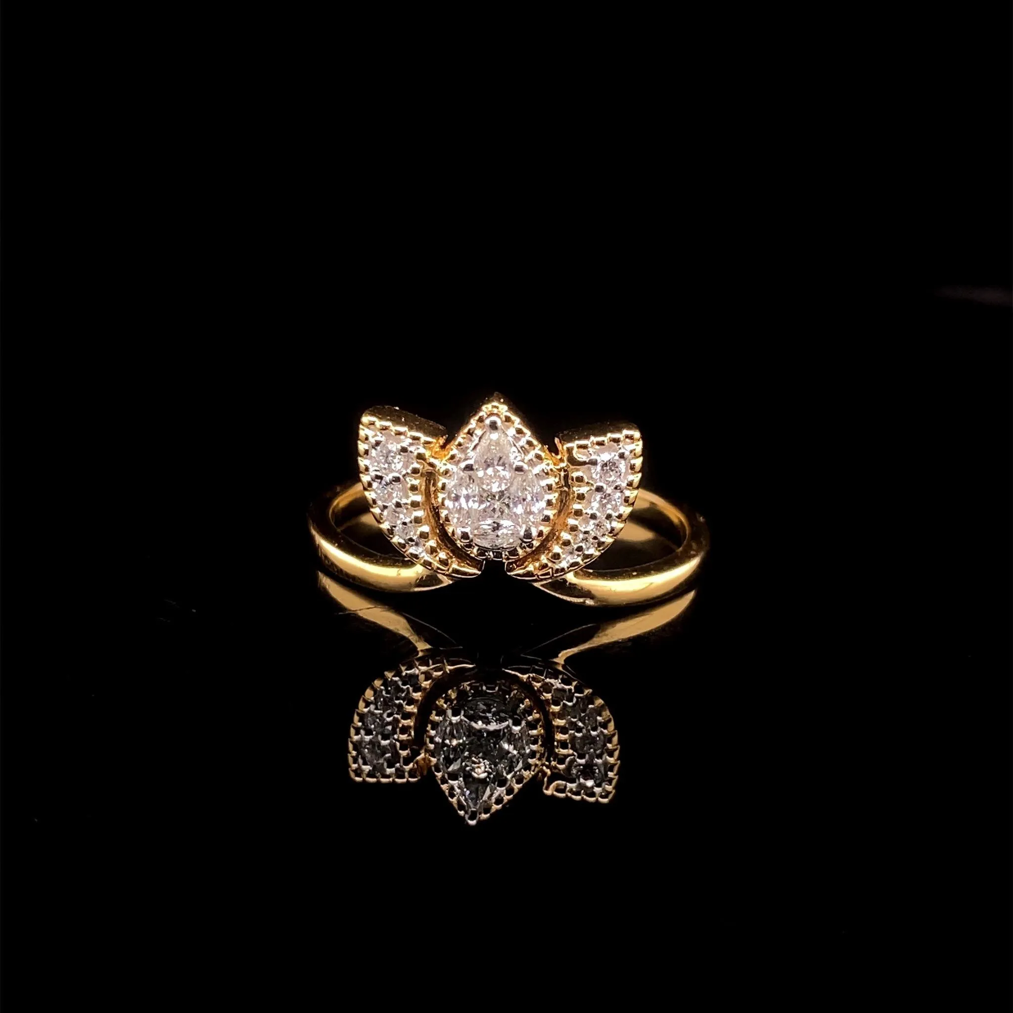 #LVNA2024 | Golden Crown Pear Diamond Ring 18kt